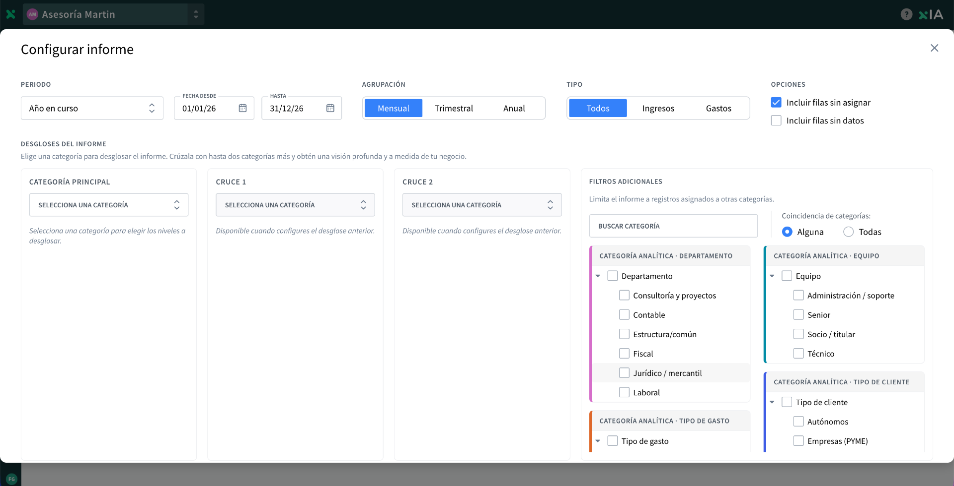 Pantalla "Configurar informe" de Contabilidad analítica en AseDigital con los campos Periodo, Fecha desde/hasta, Agrupación (Mensual, Trimestral, Anual), Tipo (Todos, Ingresos, Gastos), Opciones (Incluir filas sin asignar / sin datos), y la sección Desgloses del informe con Categoría principal, Cruce 1, Cruce 2 y Filtros adicionales con las categorías analíticas Departamento, Equipo, Tipo de cliente y Tipo de gasto.