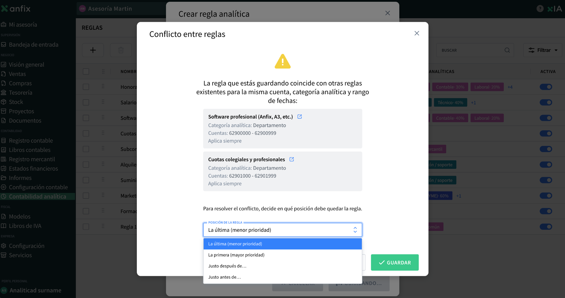 Ventana "Conflicto entre reglas" mostrando dos reglas existentes (Software profesional y Cuotas colegiales y profesionales) que coinciden con la regla que se está guardando, y un desplegable "Posición de la regla" con las opciones La última (menor prioridad), La primera (mayor prioridad), Justo después de… y Justo antes de…