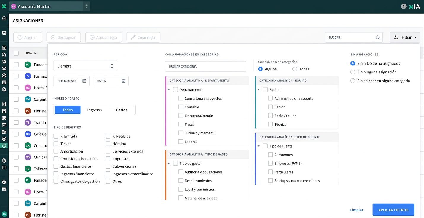 Panel "Filtrar" de Asignaciones con los bloques Periodo (Siempre, Fecha desde/hasta), Ingreso/Gasto, Tipo de registro, las cuatro categorías analíticas (Departamento, Equipo, Tipo de gasto y Tipo de cliente) con sus niveles, el selector de coincidencia Alguna/Todas y la sección "Sin asignaciones" con las opciones Sin filtro, Sin ninguna asignación y Sin asignar en alguna categoría.